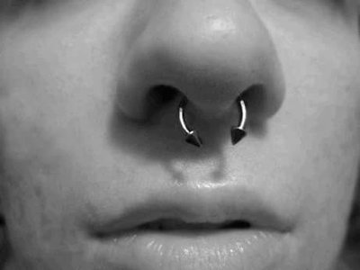 
                Piercing au nez bordeaux