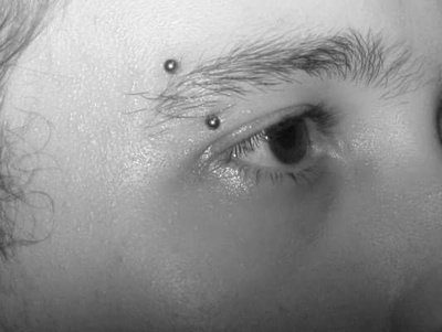 
                Piercing sourcil