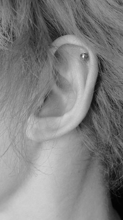 
                Piercing bordeaux oreille