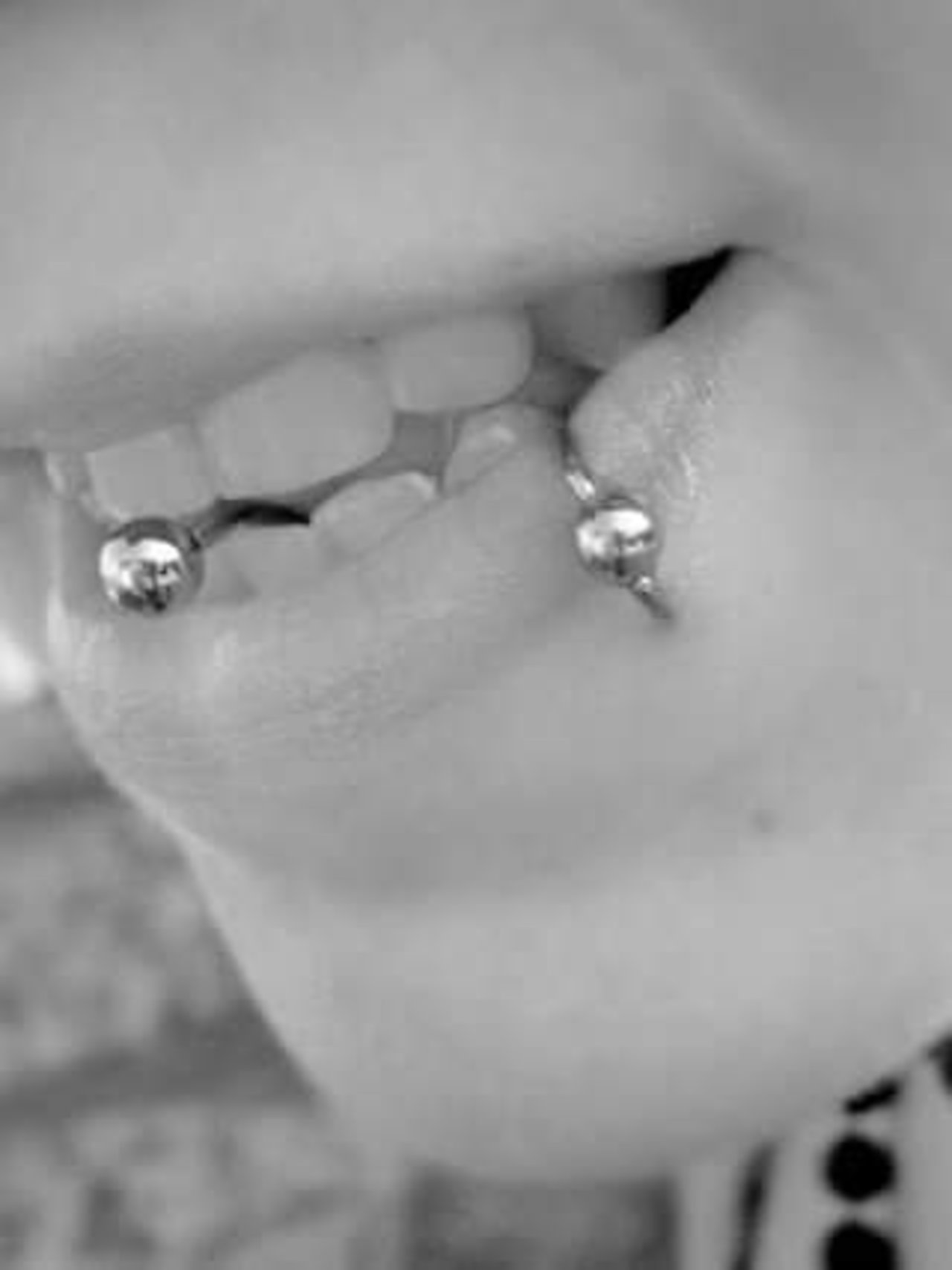 Piercing levre bordeaux