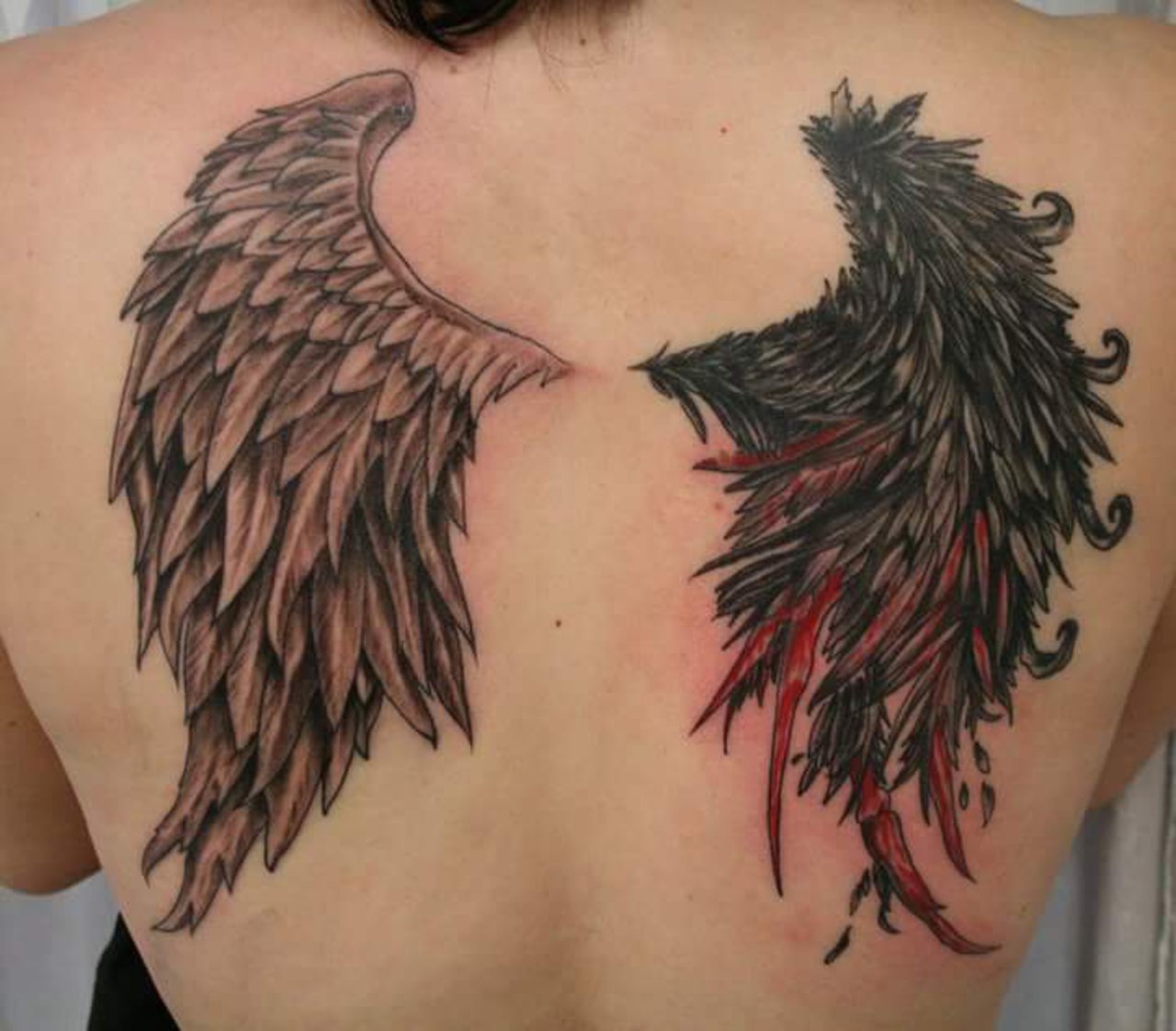 
                Tatouage ailes d'ange bordeaux