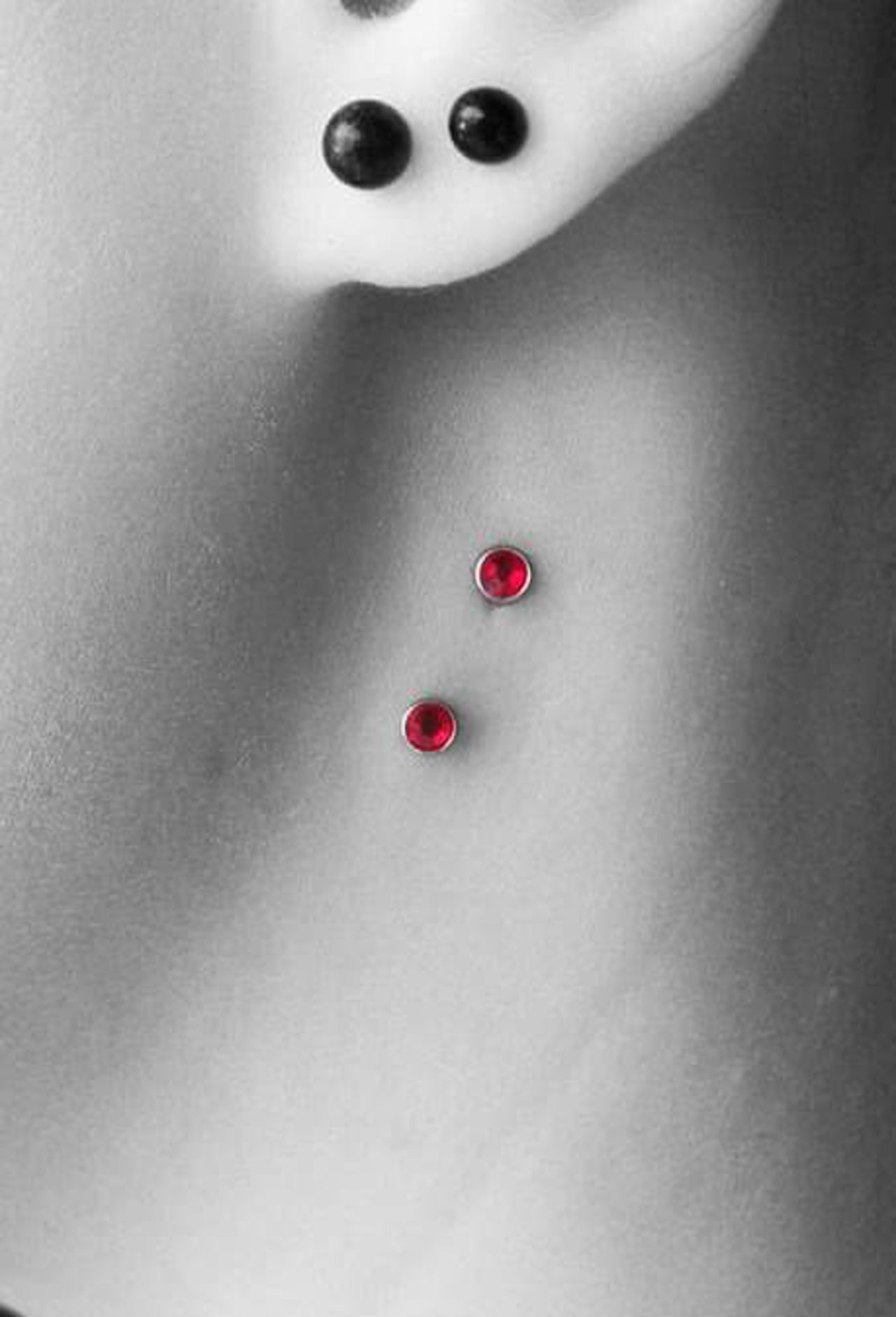 
                Piercing au nombril bordeaux