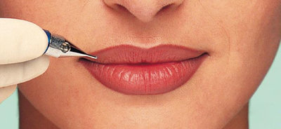 Maquillage permanent lèvres bordeaux